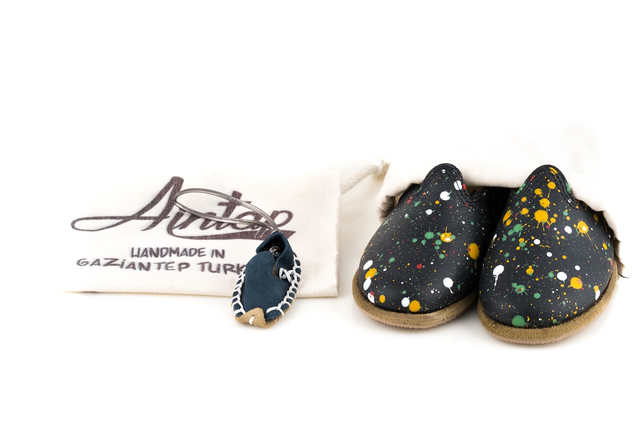 Püskürtme Boyalı Siyah Çocuk Yemeni